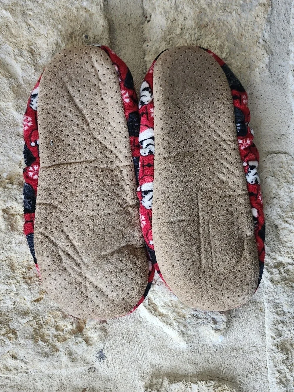 Red Star Wars Holiday Slippers around a Sz9.5